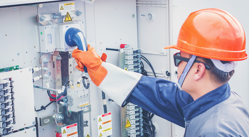 Solving maintenance problems for high-voltage solar systems